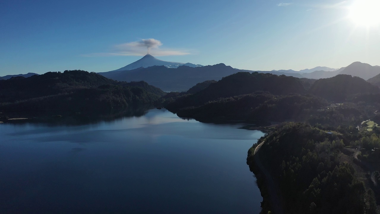 比利亚里卡火山的鸟瞰图和智利南部火山喷发的开始视频素材