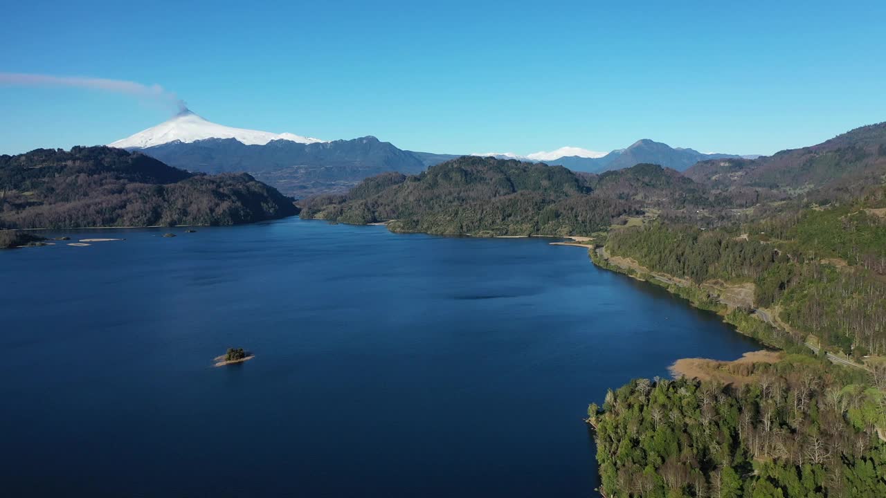 智利南部维拉里卡火山和湖泊鸟瞰图视频下载