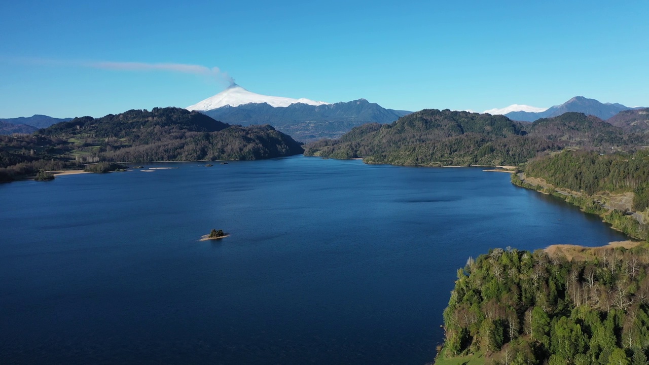 智利南部维拉里卡火山和湖泊鸟瞰图视频素材