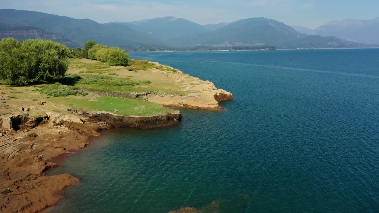 智利毛勒地区科尔本湖的海岸线视频下载