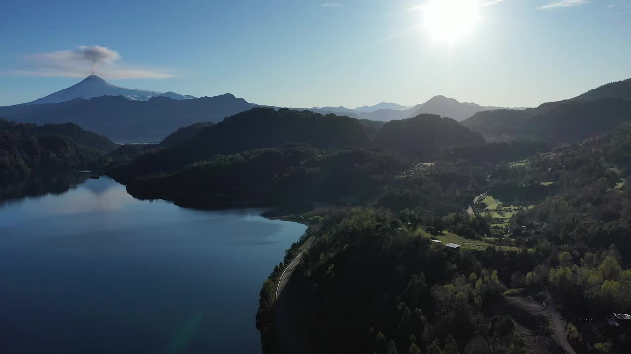 比利亚里卡火山的鸟瞰图和智利南部火山喷发的开始视频素材