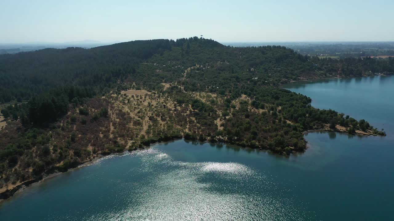 智利毛勒地区科尔本湖的海岸线视频下载