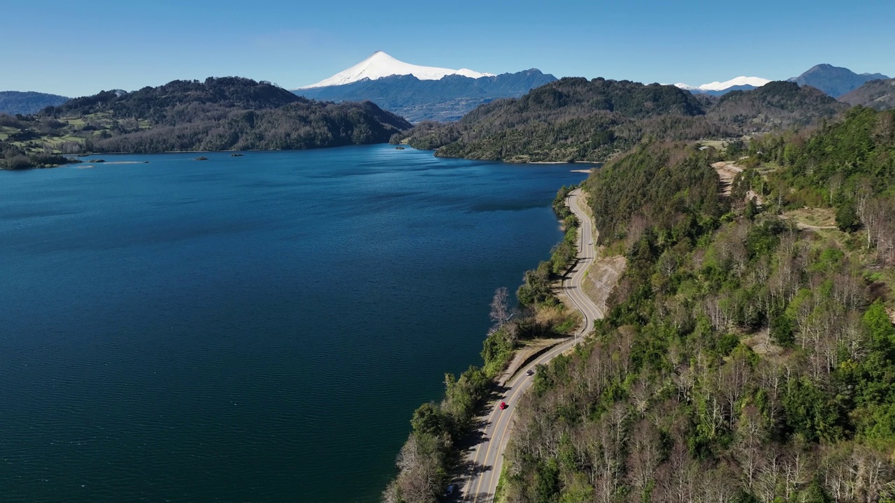 智利南部维拉里卡火山和湖泊鸟瞰图视频素材