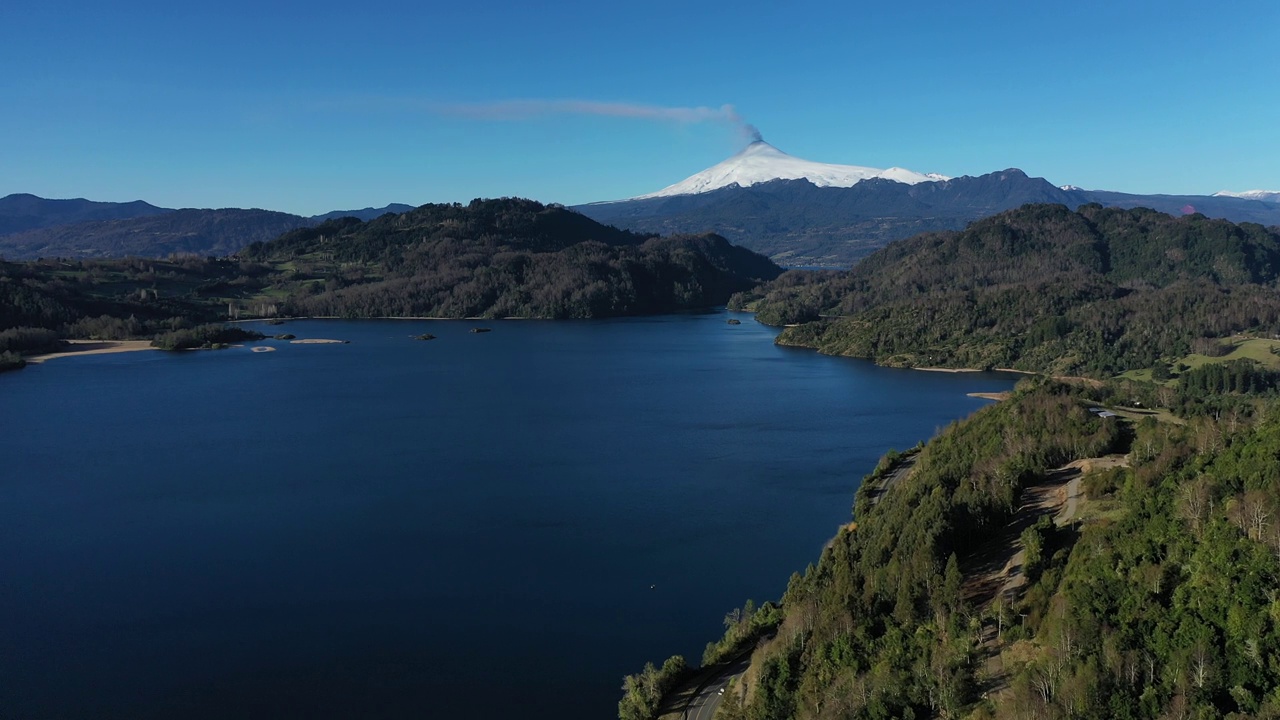 比利亚里卡火山的鸟瞰图和智利南部火山喷发的开始视频素材