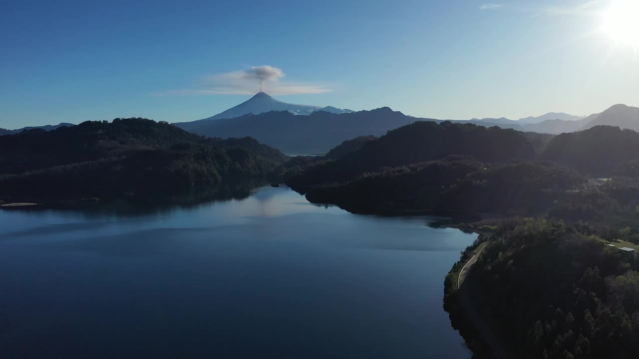 比利亚里卡火山的鸟瞰图和智利南部火山喷发的开始视频下载