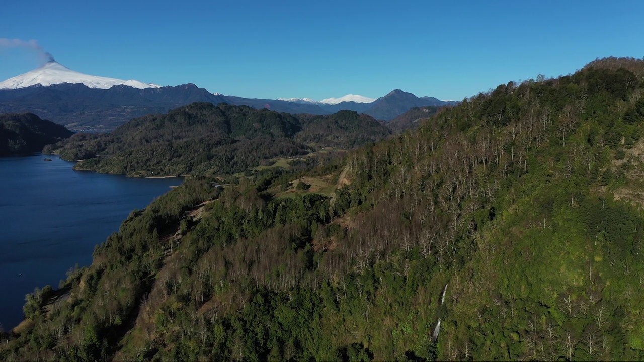 比利亚里卡火山的鸟瞰图和智利南部火山喷发的开始视频下载