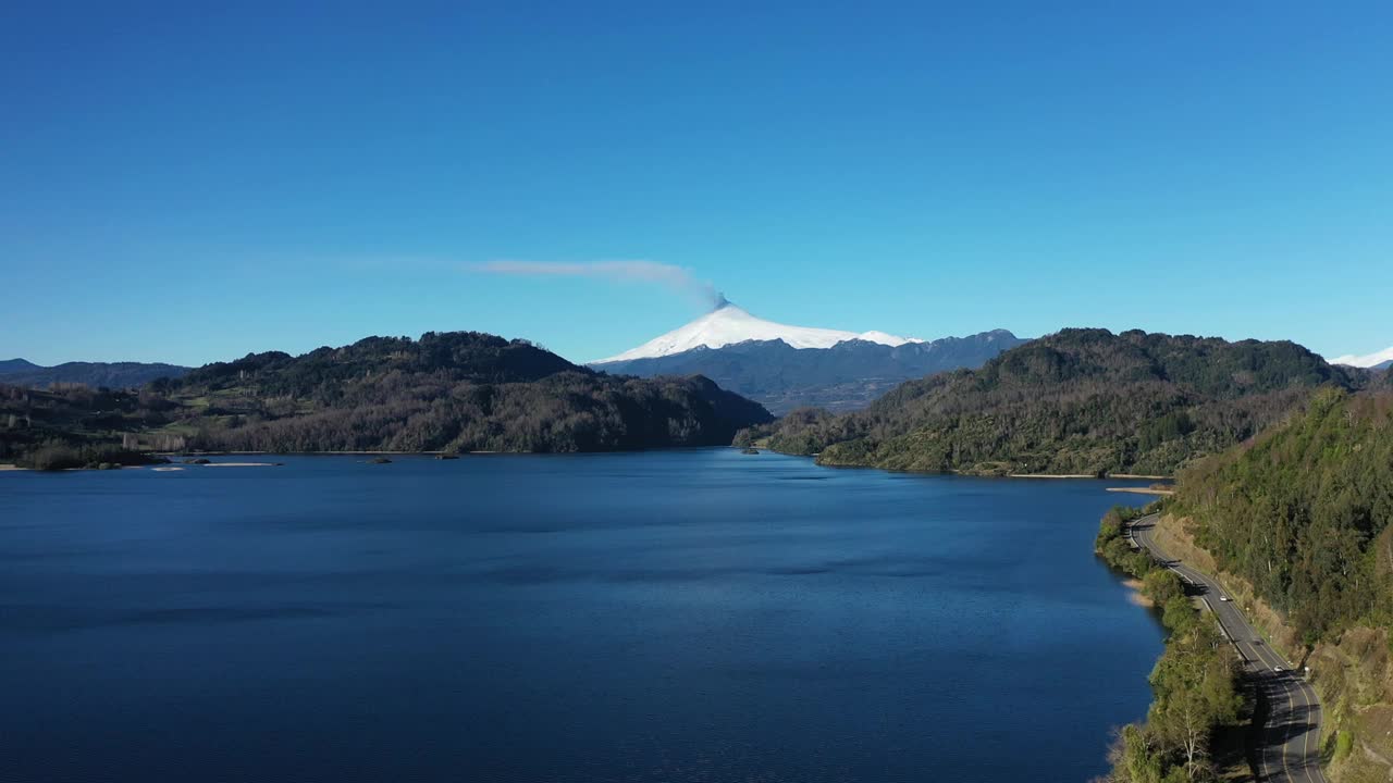 比利亚里卡火山的鸟瞰图和智利南部火山喷发的开始视频下载