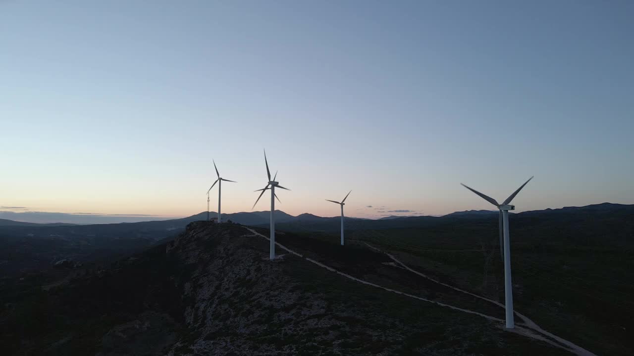 宁静的山区景观和日落时的风力涡轮机视频素材