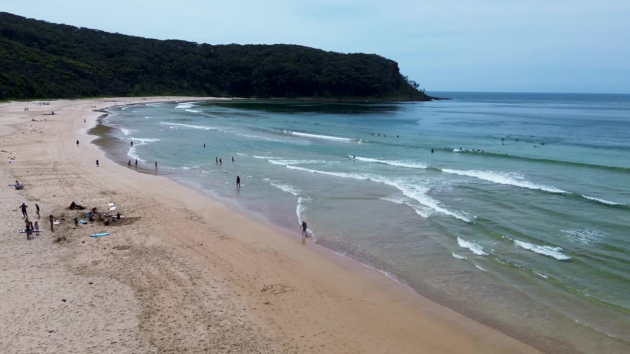 无人机空中海滩的人在海滩岬角丛林海岸线波浪乡村小镇度假杜拉斯北贝特曼斯湾旅游旅游澳大利亚南海岸视频素材