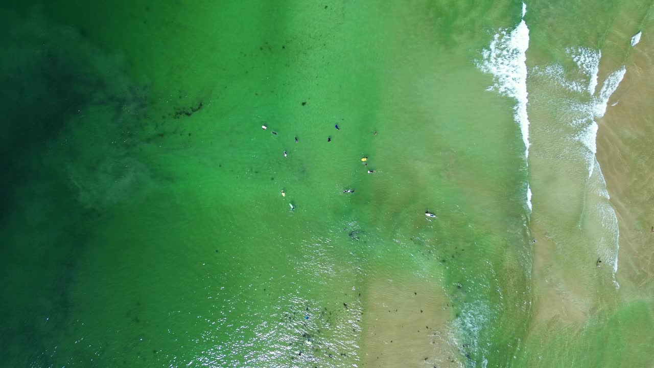 无人机空中鸟瞰图杜拉斯仓库海滩冲浪的人冲浪冲浪沙洲海洋南海岸旅游旅游澳大利亚视频素材