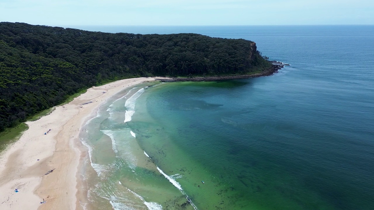 无人机航拍景观岬角海岸线景观杜拉斯北海滩海浪沙湾国家公园丛林旅游旅游南海岸新南威尔士州澳大利亚视频素材