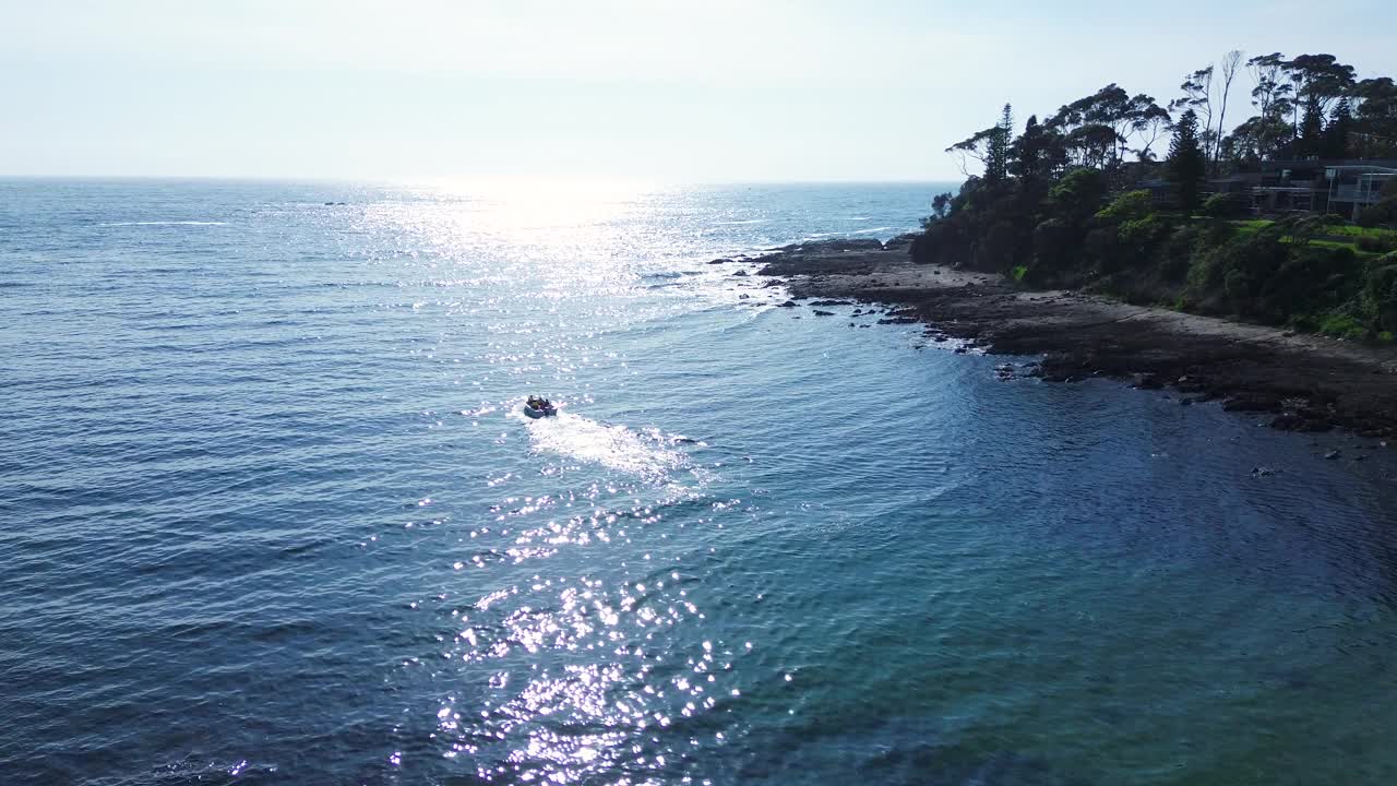 无人机航拍的船在海湾海峡海洋与岬角海岸线钓鱼旅游旅游马鲁阿湾南海岸贝特曼澳大利亚视频素材