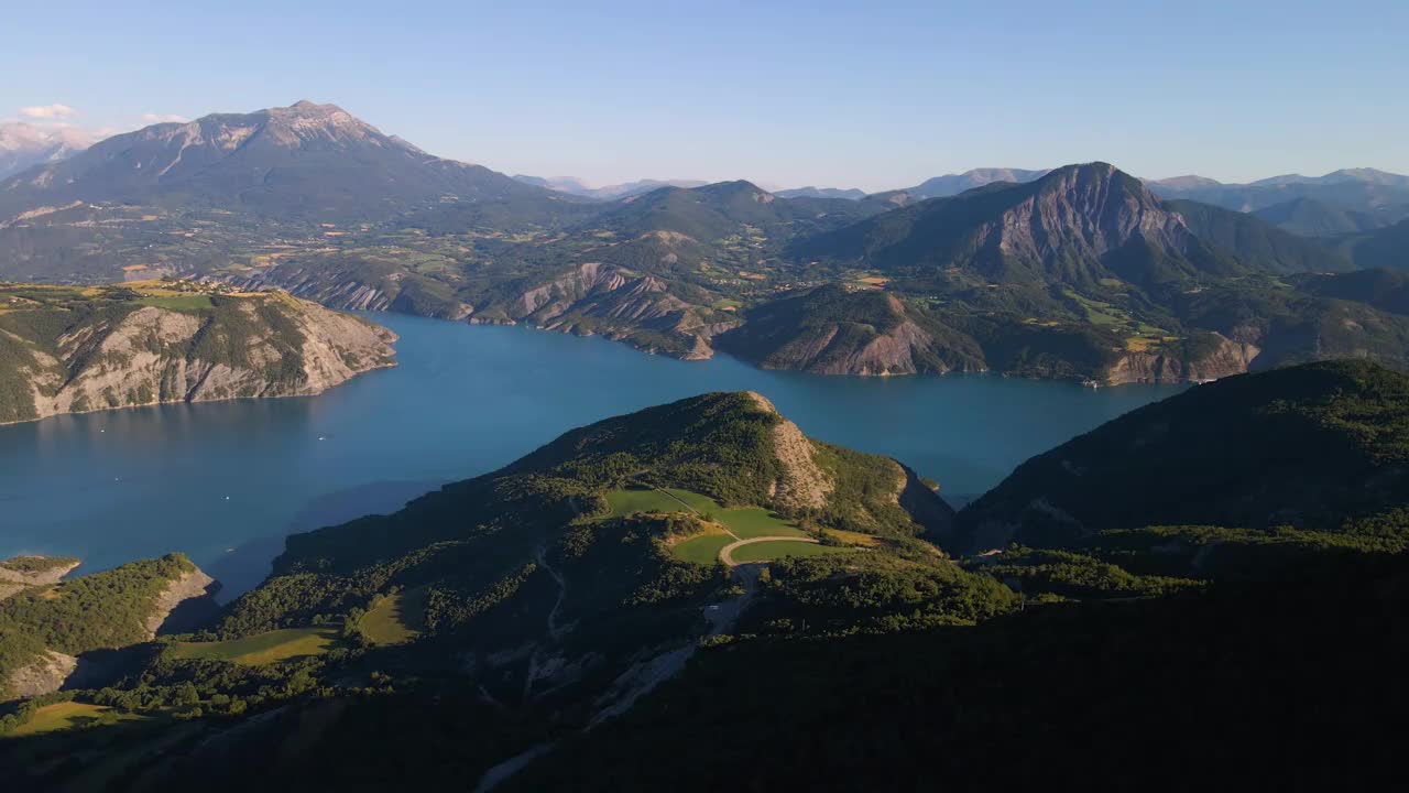 Serre-Poncon湖与大摩根峰、尚特卢贝湾和Savines-le-Lac村的鸟瞰图。杜兰斯山谷的夏天。上阿尔卑斯(阿尔卑斯山)，法国视频下载