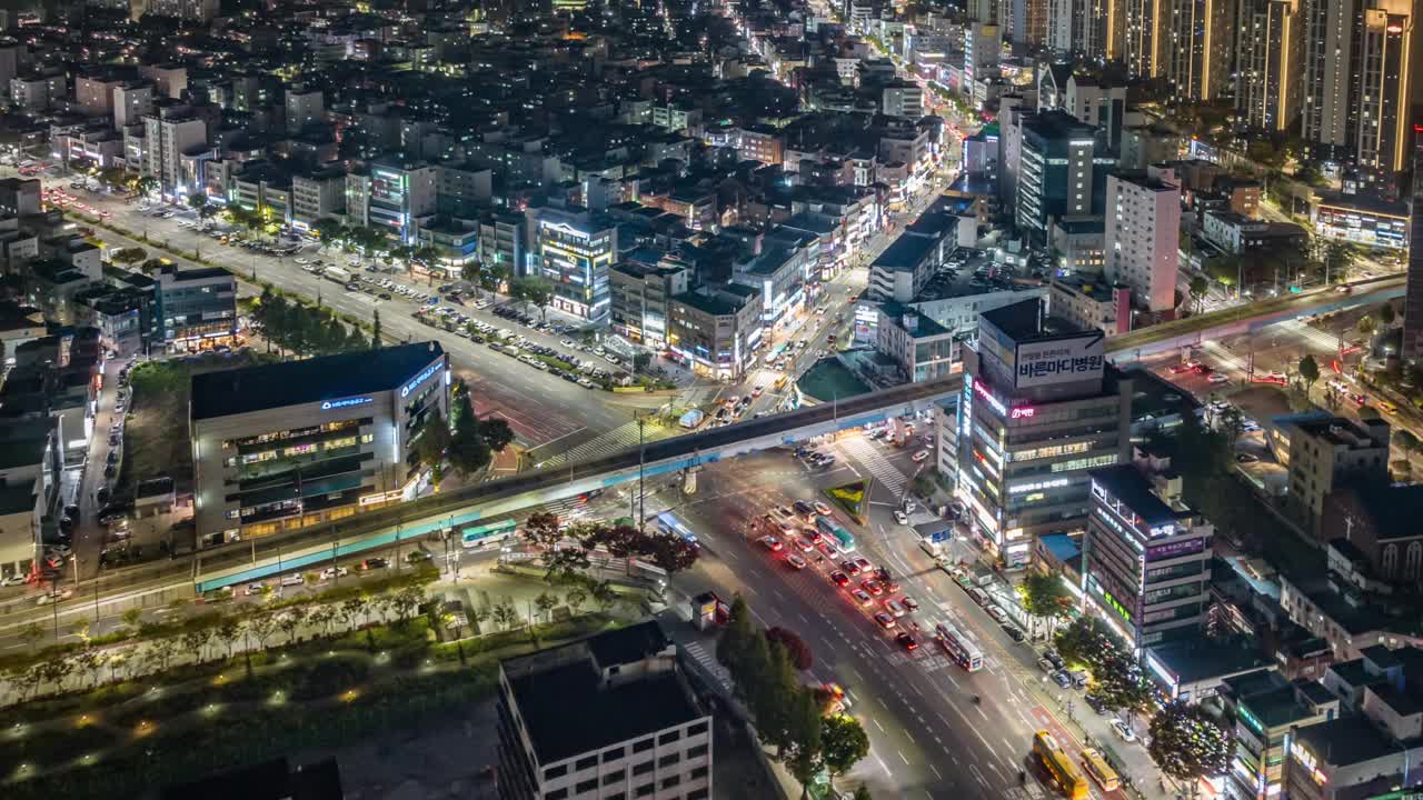 夜晚的十字路口和周围环境/韩国京畿道城南市视频素材