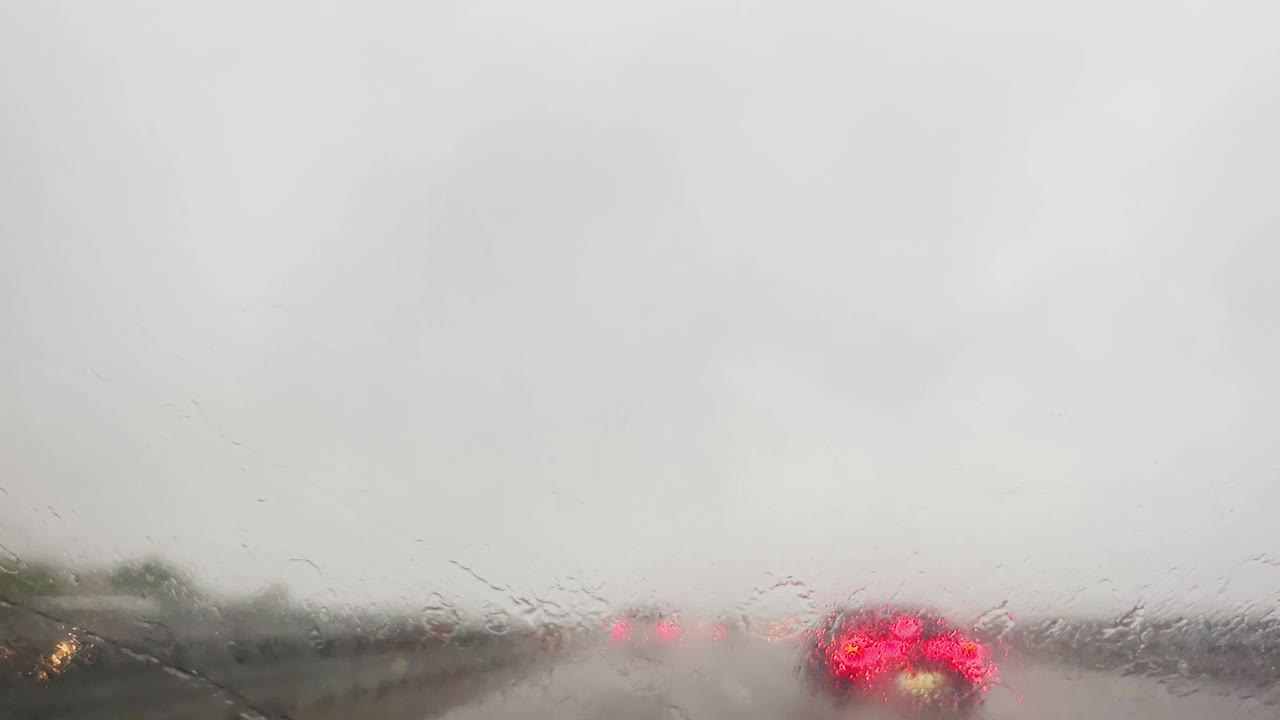 雨中的高速公路，从汽车驾驶舱看到的景象，雨刷从挡风玻璃上收集雨水。股票视频视频素材