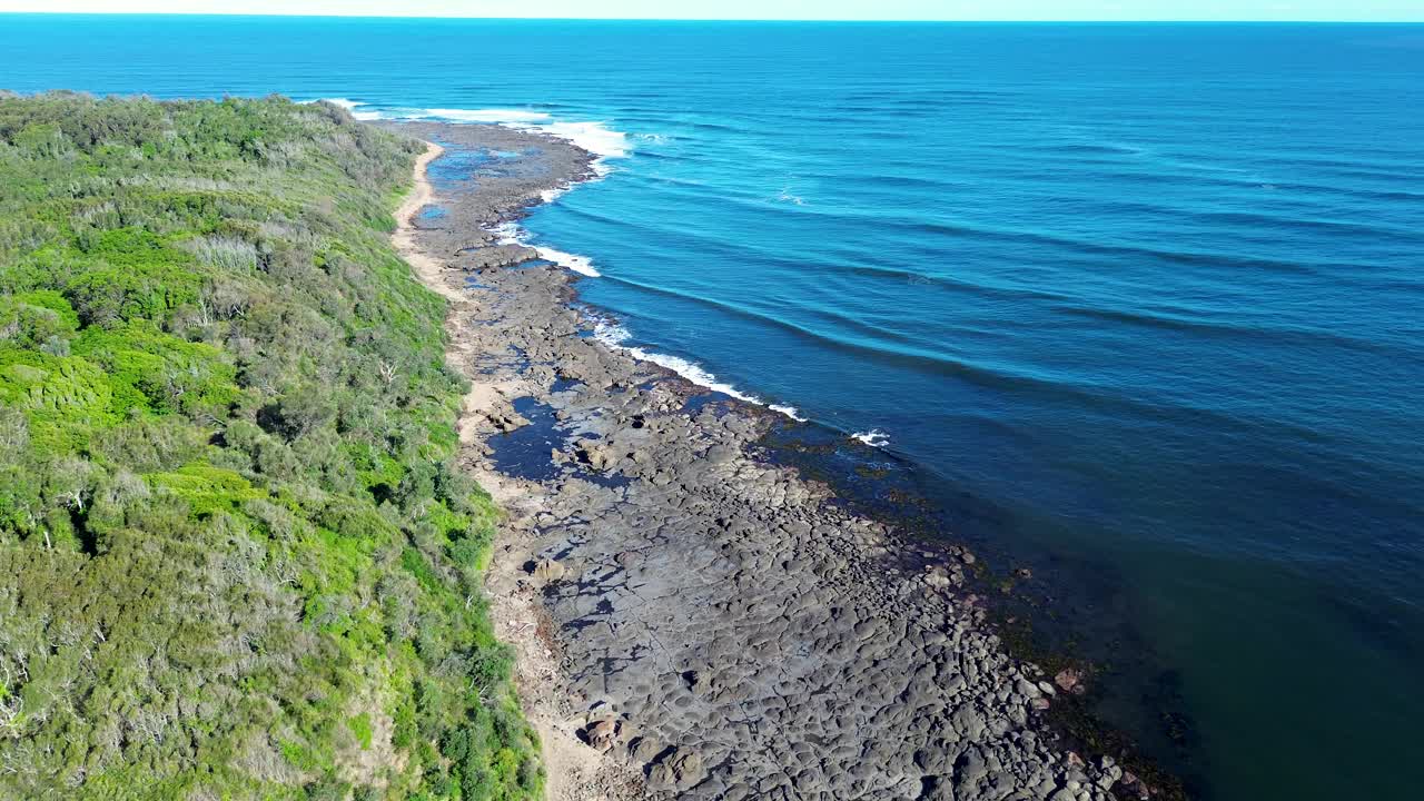 无人机航拍布劳利海滩岛岬角海岸线与波浪在礁石点冲浪休息青苔点南海岸旅游旅游澳大利亚视频素材