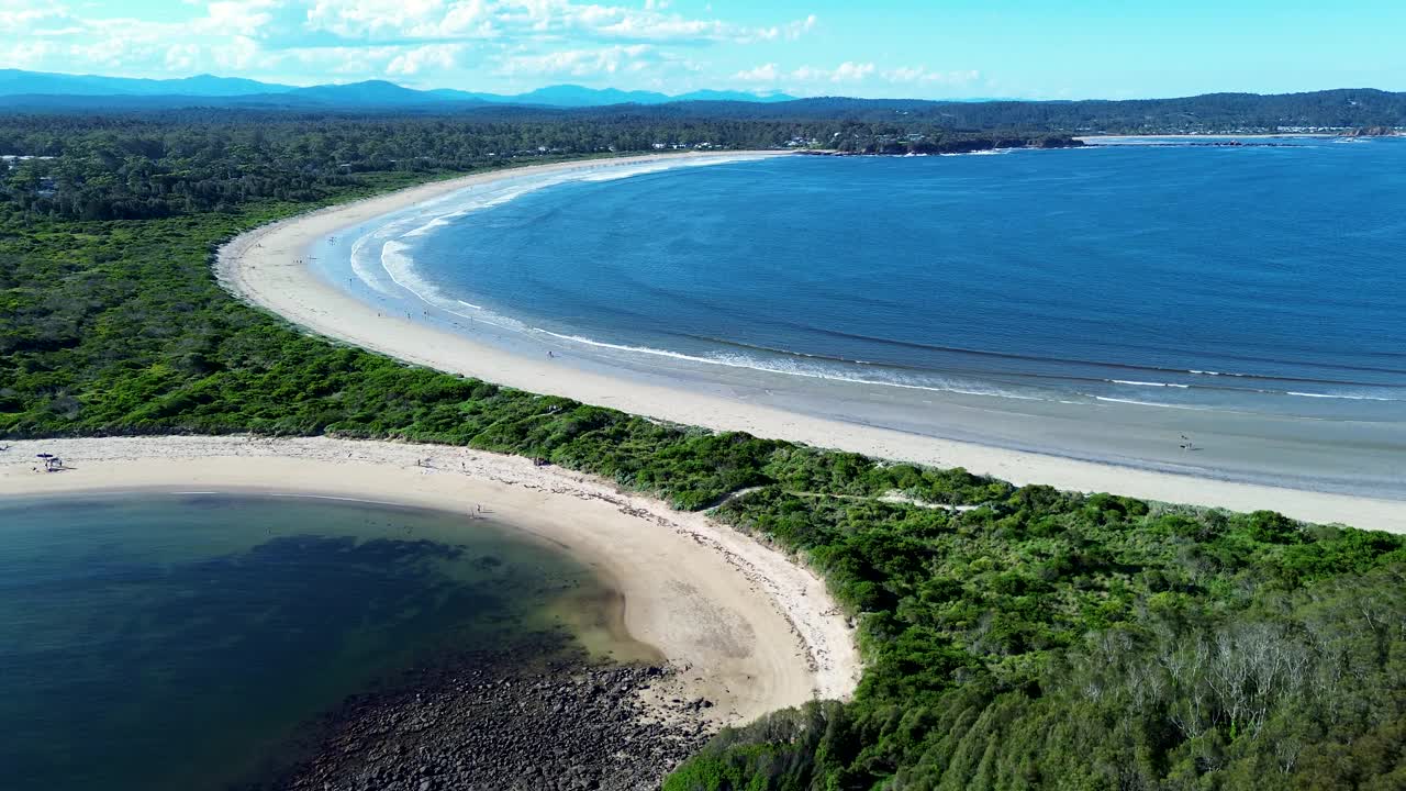 无人机航拍景观白沙湾海浪海岸线丛林布劳利海滩苔藓点Tomakin南海岸澳大利亚视频素材