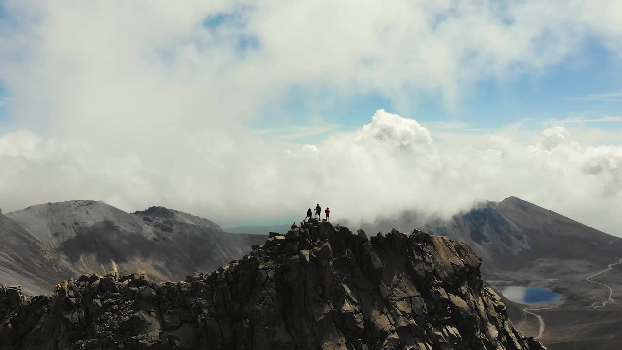 内华达德托卢卡:徒步旅行者俯瞰墨西哥火山的火山口湖视频素材