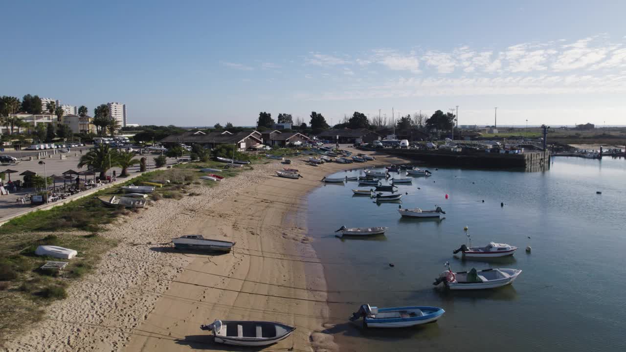 阿尔加维海滨和船只，葡萄牙阿尔加维宁静的景色视频素材