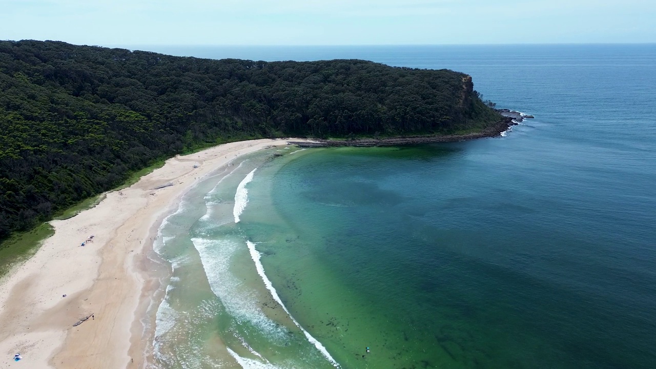 无人机空中沙滩丛林海浪夏天在北杜拉斯海角海岸线贝特曼斯湾旅游旅游南海岸澳大利亚视频素材