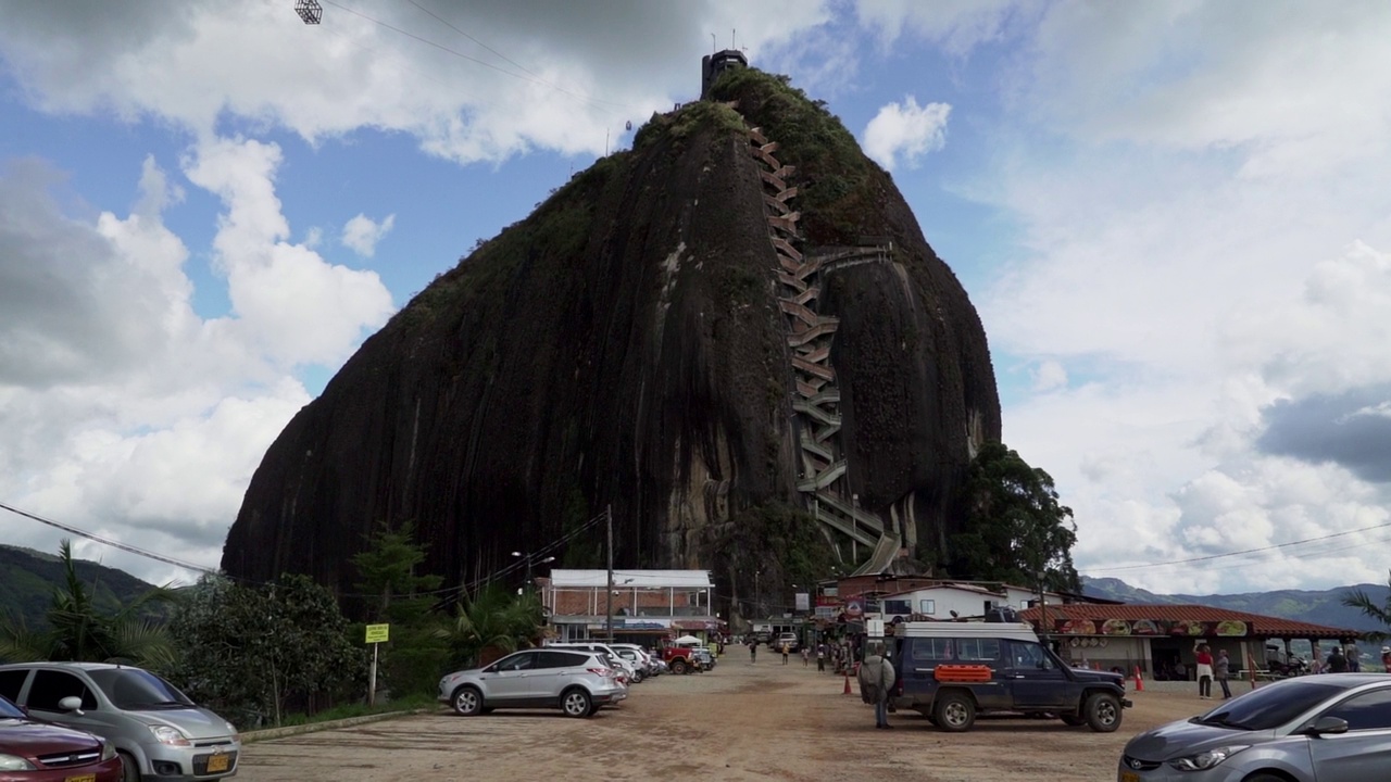 El penon de Guatape是一个著名的旅游目的地，沿着靠近哥伦比亚麦德林的人工盆地。视频素材