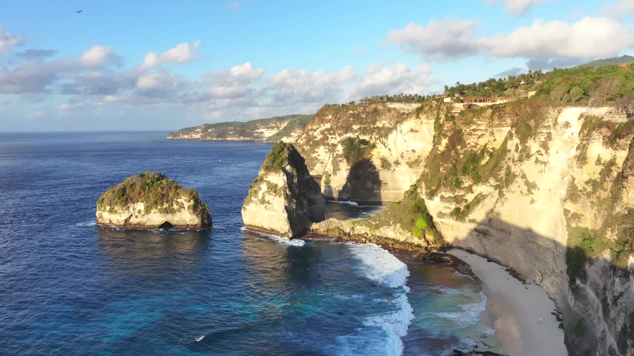 印度尼西亚钻石海滩旅游目的地的热带岛屿和夏季海滩的无人机航拍视图。湛蓝清澈的海水和洁白的沙滩。视频素材