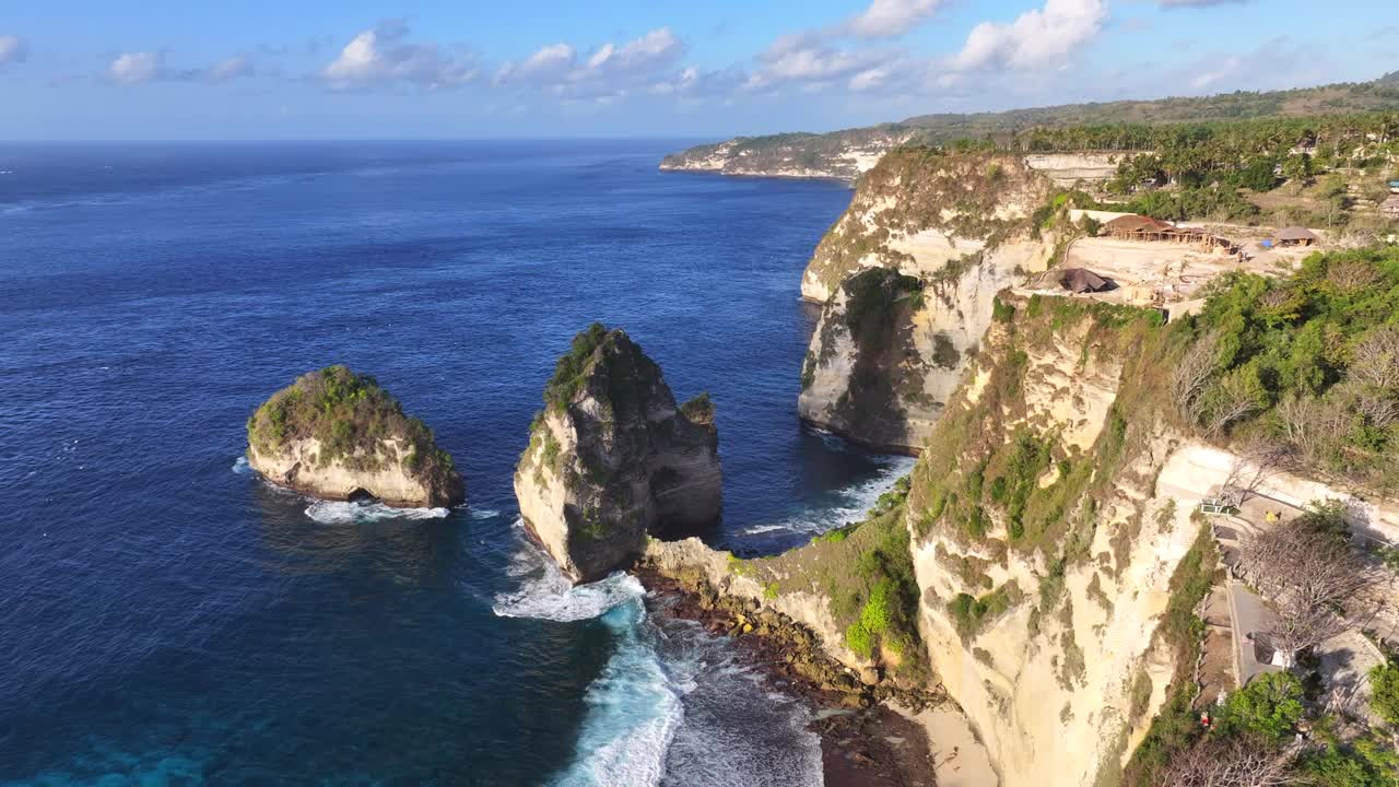 印度尼西亚钻石海滩旅游目的地的热带岛屿和夏季海滩的无人机航拍视图。湛蓝清澈的海水和洁白的沙滩。视频素材