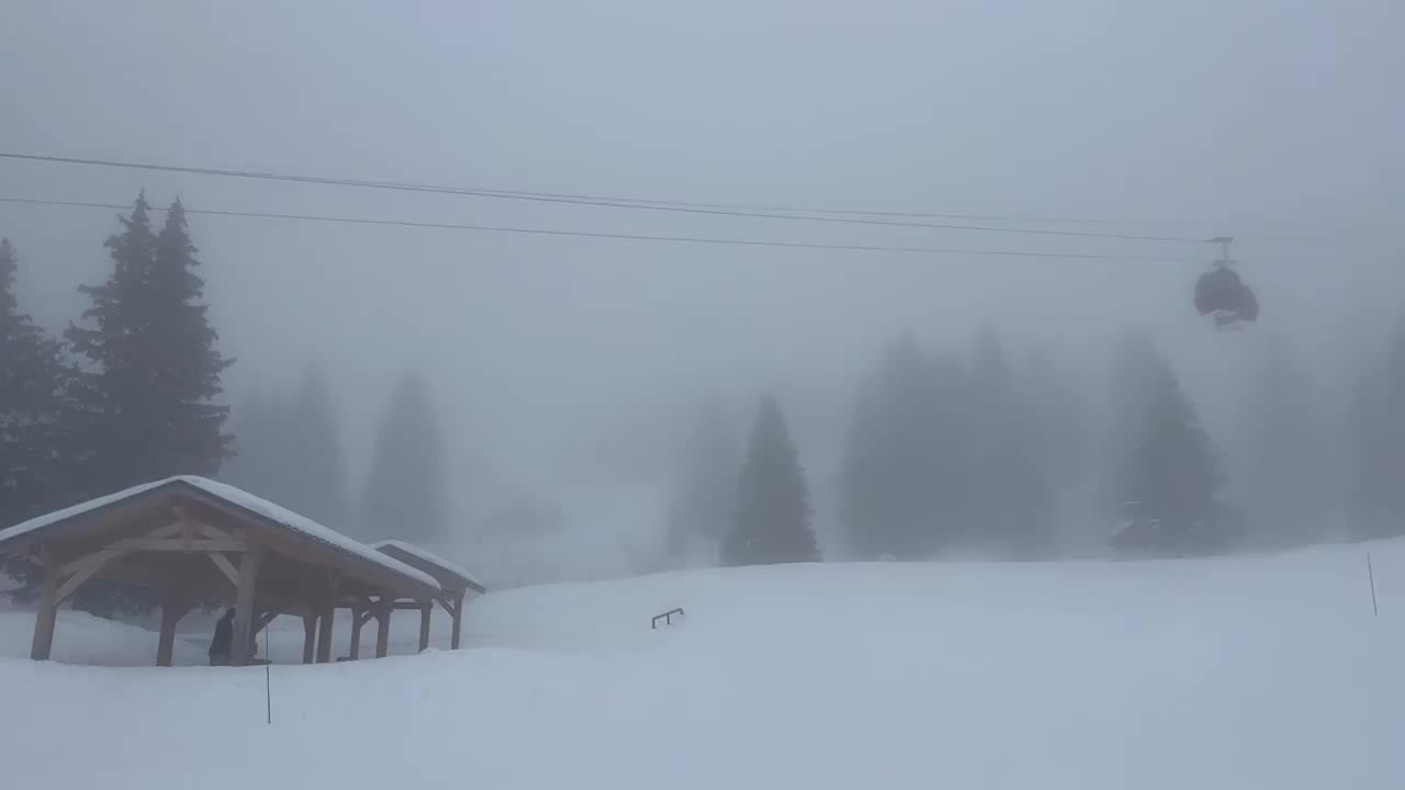 法国阿尔卑斯山滑雪胜地有雾的一天。视频素材