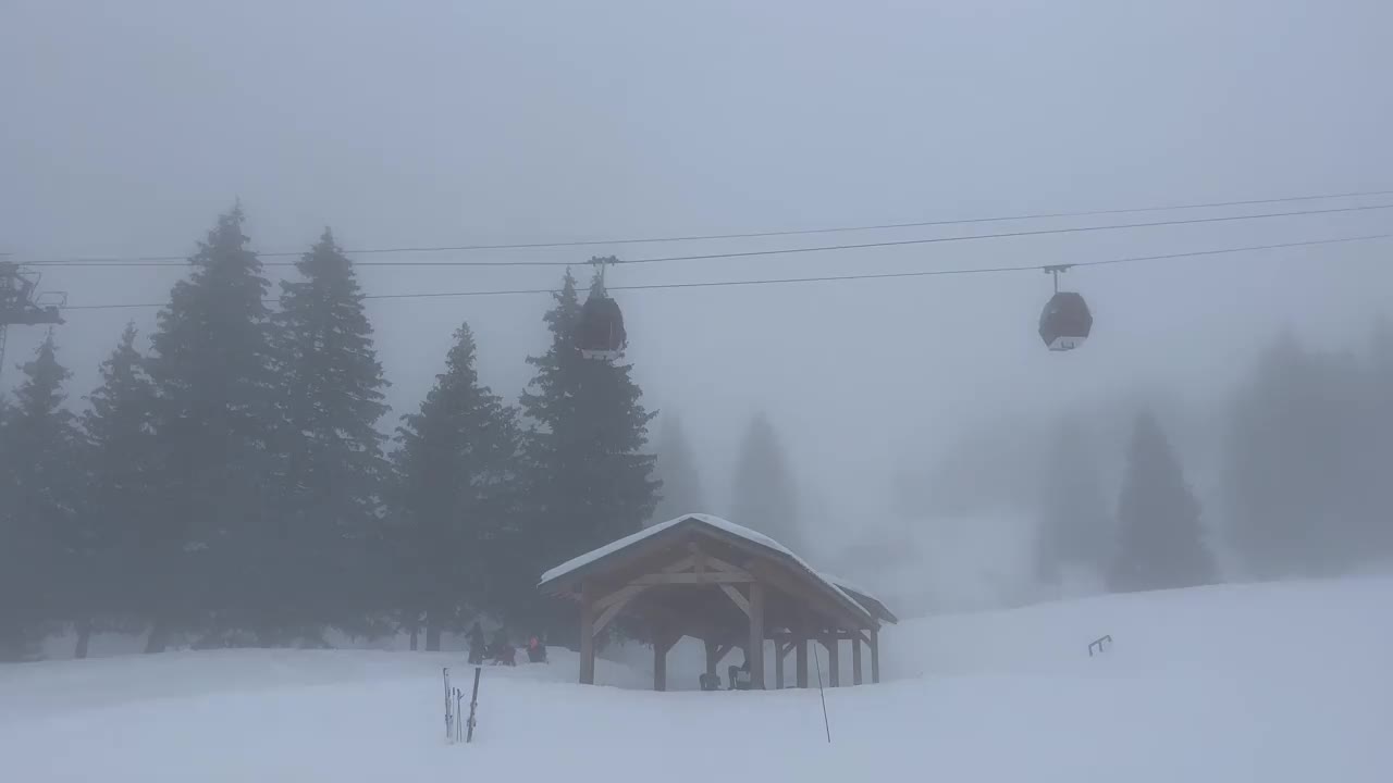 法国阿尔卑斯山滑雪胜地有雾的一天。视频素材