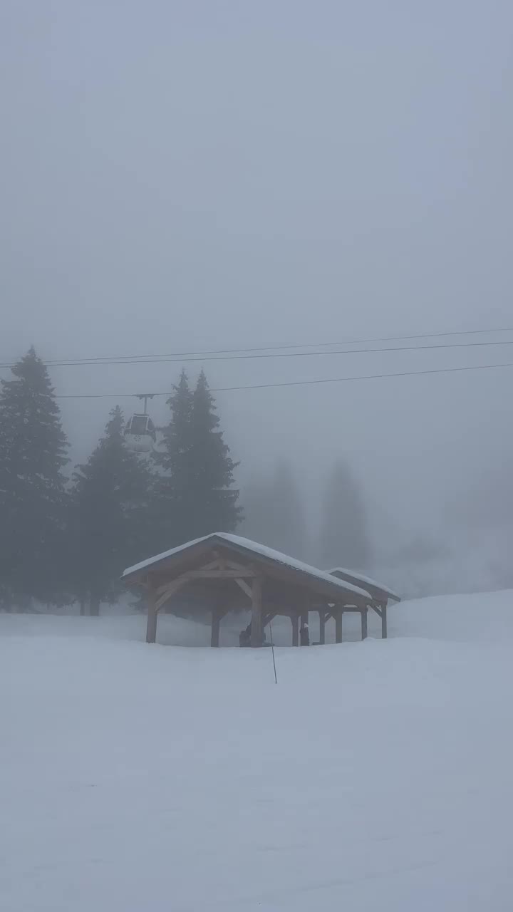 法国阿尔卑斯山滑雪胜地有雾的一天。视频素材