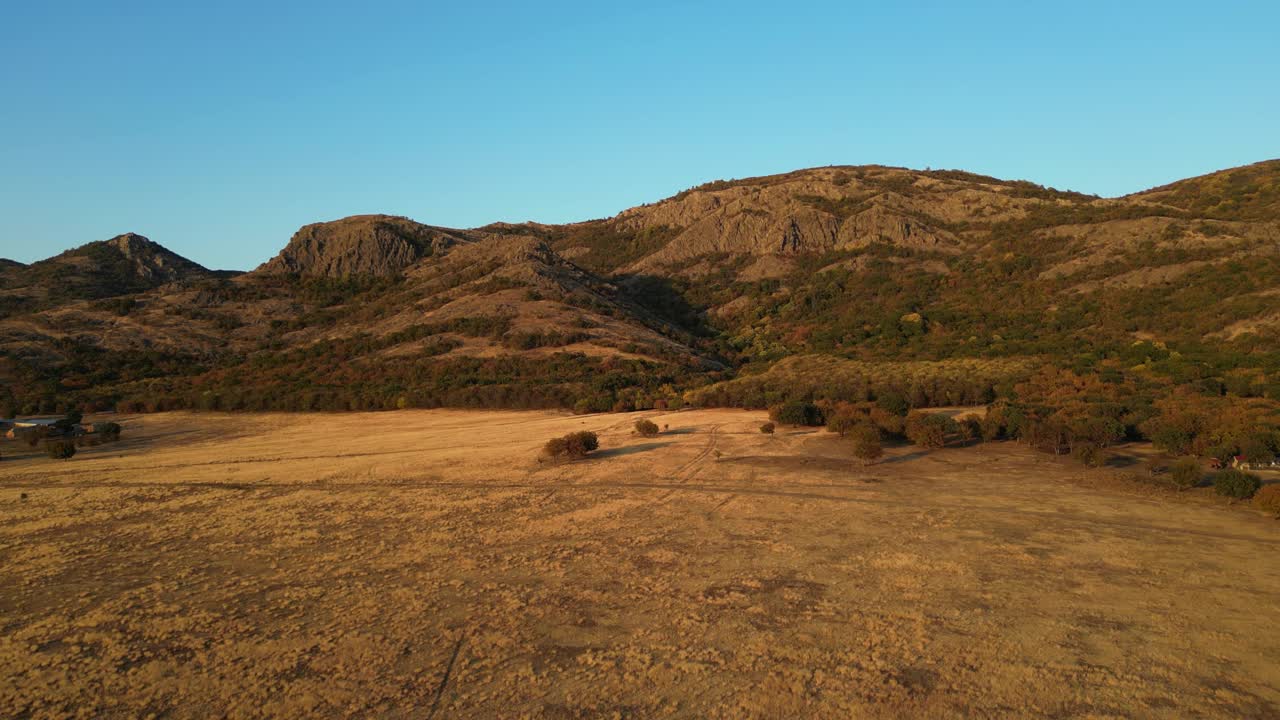 风景的山和田野在农村-空中无人机拍摄视频素材