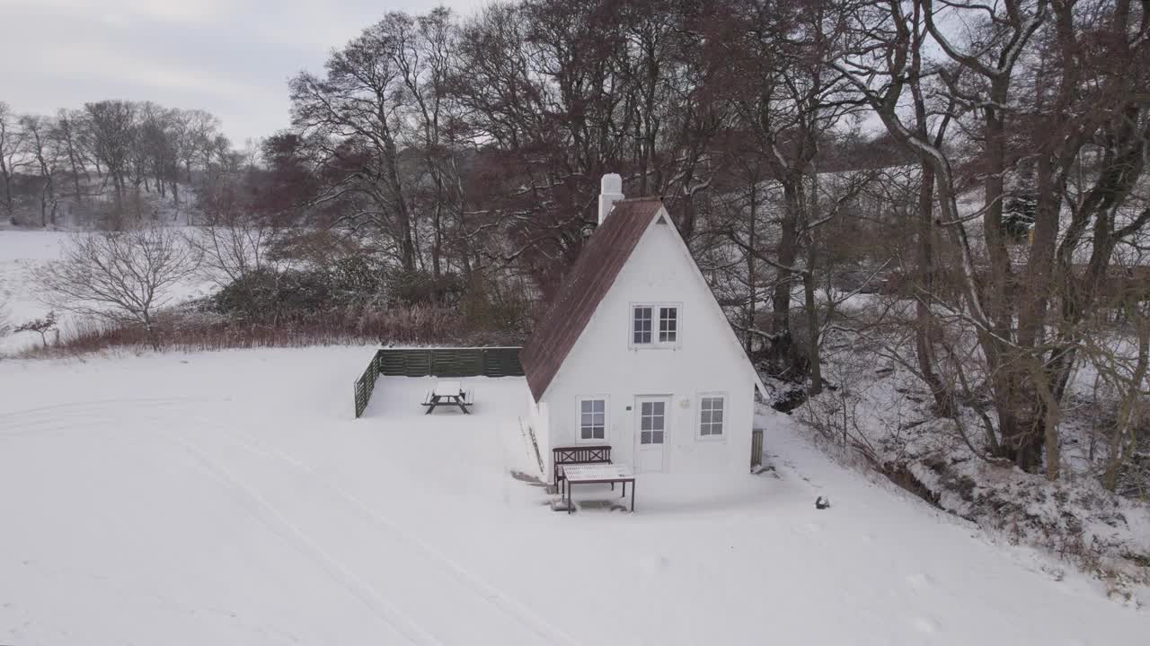 冰雪峡湾岸边的雪下小屋-航拍视频素材