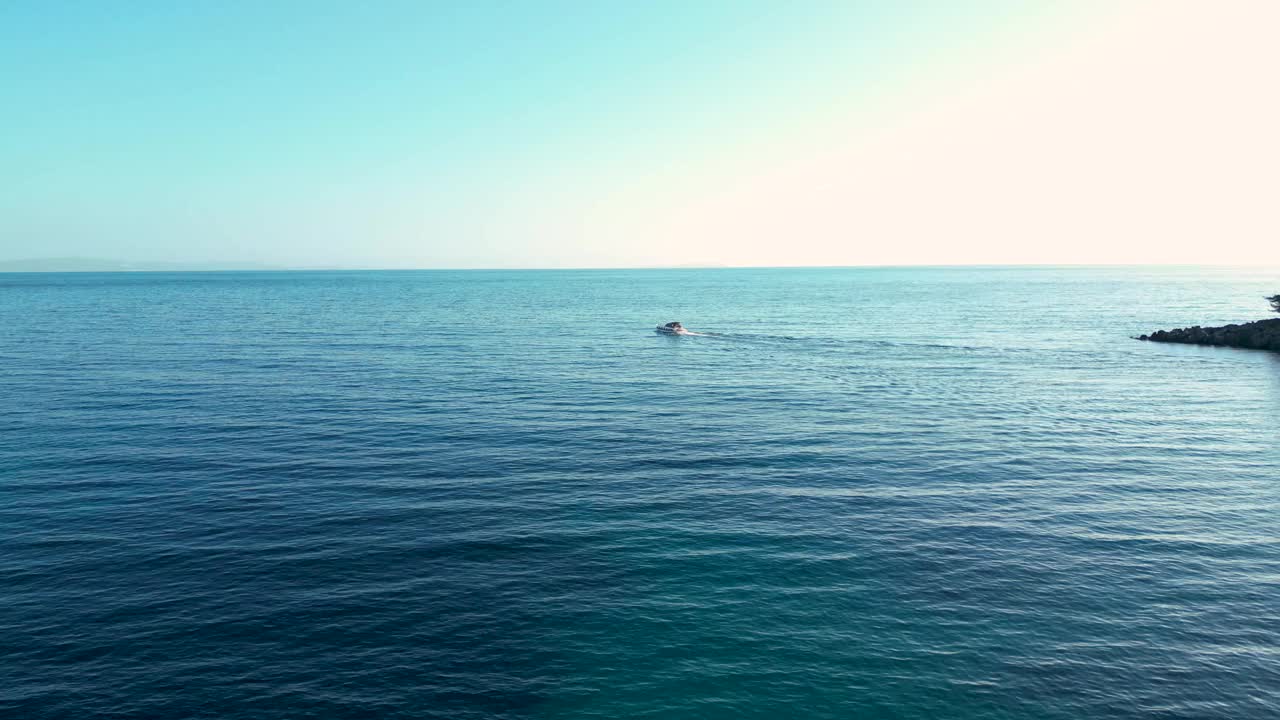 夏天，一艘小游艇从海岸驶向大海视频素材