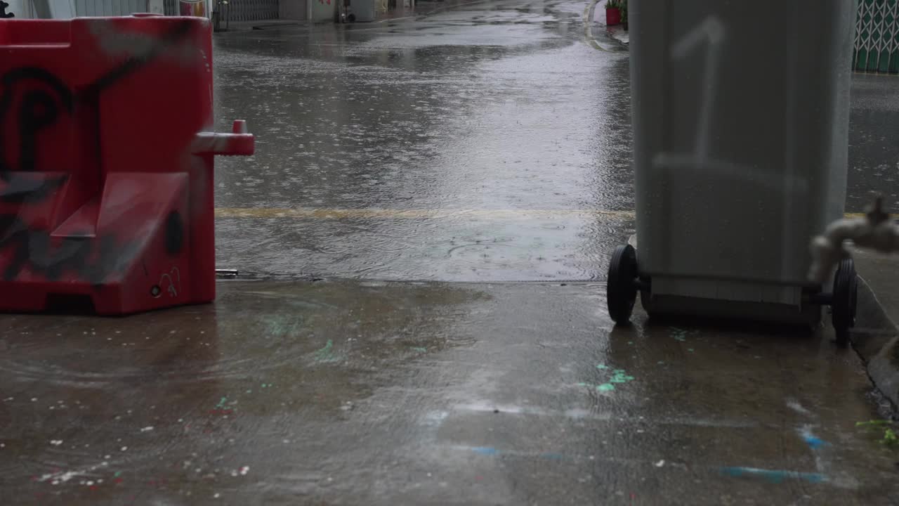 雨落在街上，柏油路的景色视频素材