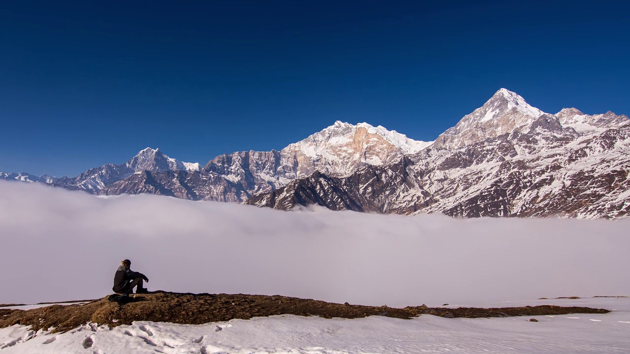 云翻滚的时间延迟徒步旅行者在Khopra山脊上吃零食与annapurna全景视频素材