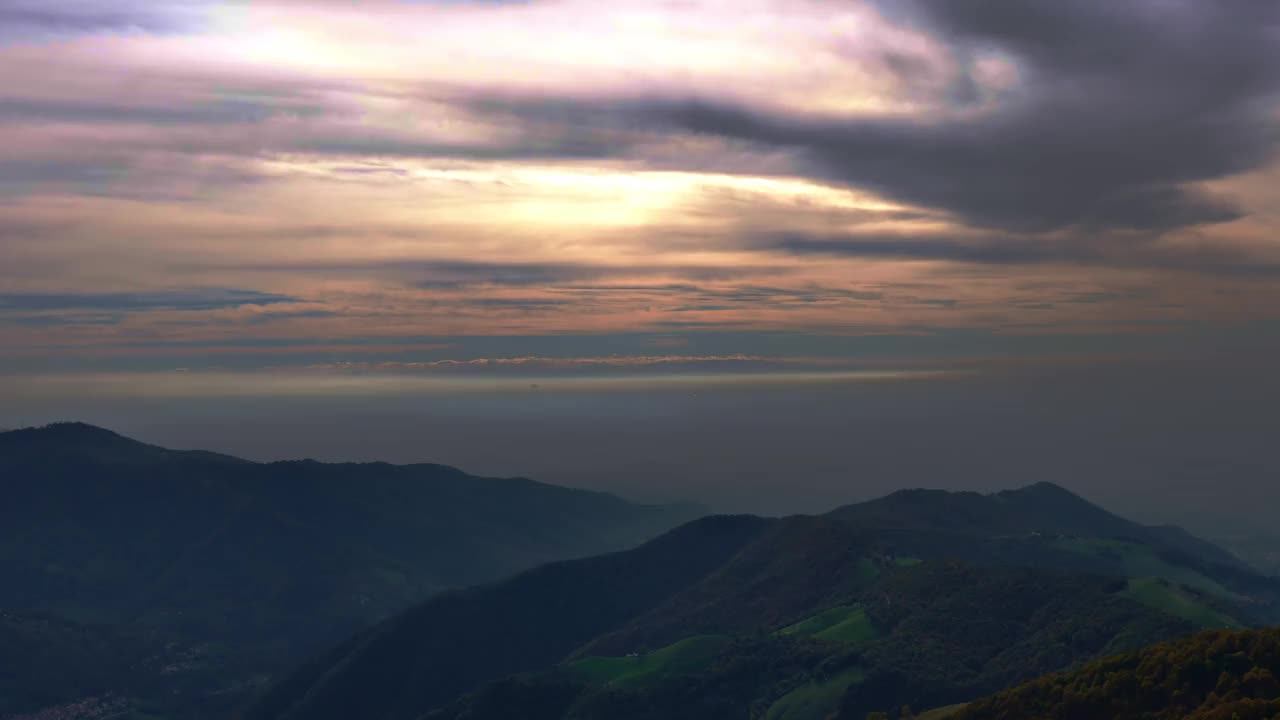 鸟瞰美丽的山景，在多云的天空与阳光的山谷视频素材