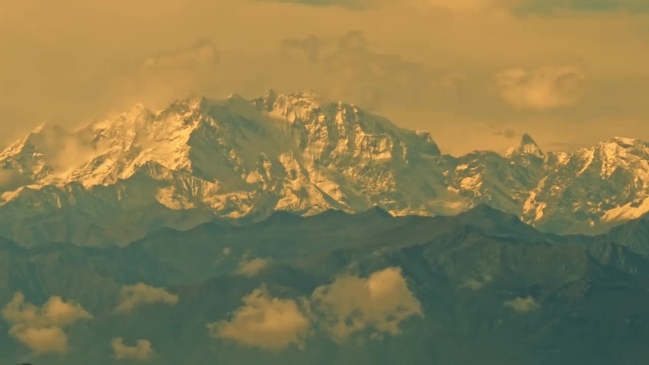 鸟瞰美丽的山景，山谷中有白雪覆盖的罗莎山和日落中的马特宏峰视频素材