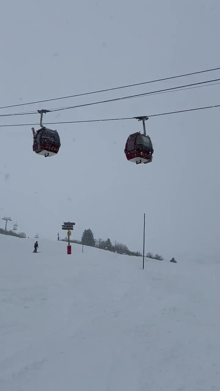 滑雪缆车在冬季滑雪胜地视频素材