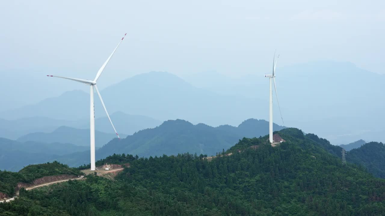 山上美丽风力发电厂的航拍照片视频素材