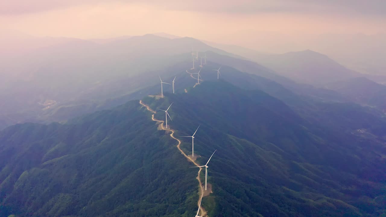 山上美丽风力发电厂的航拍照片
​视频素材