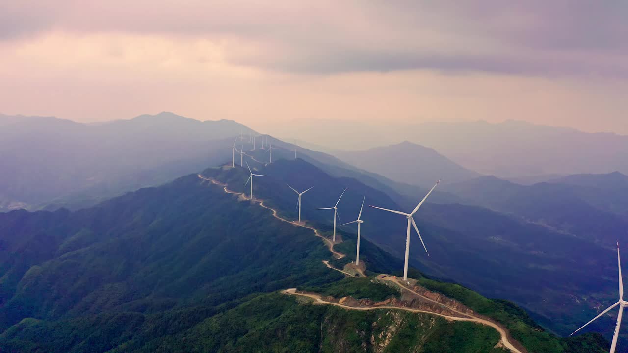 山上美丽风力发电厂的航拍照片
​视频素材