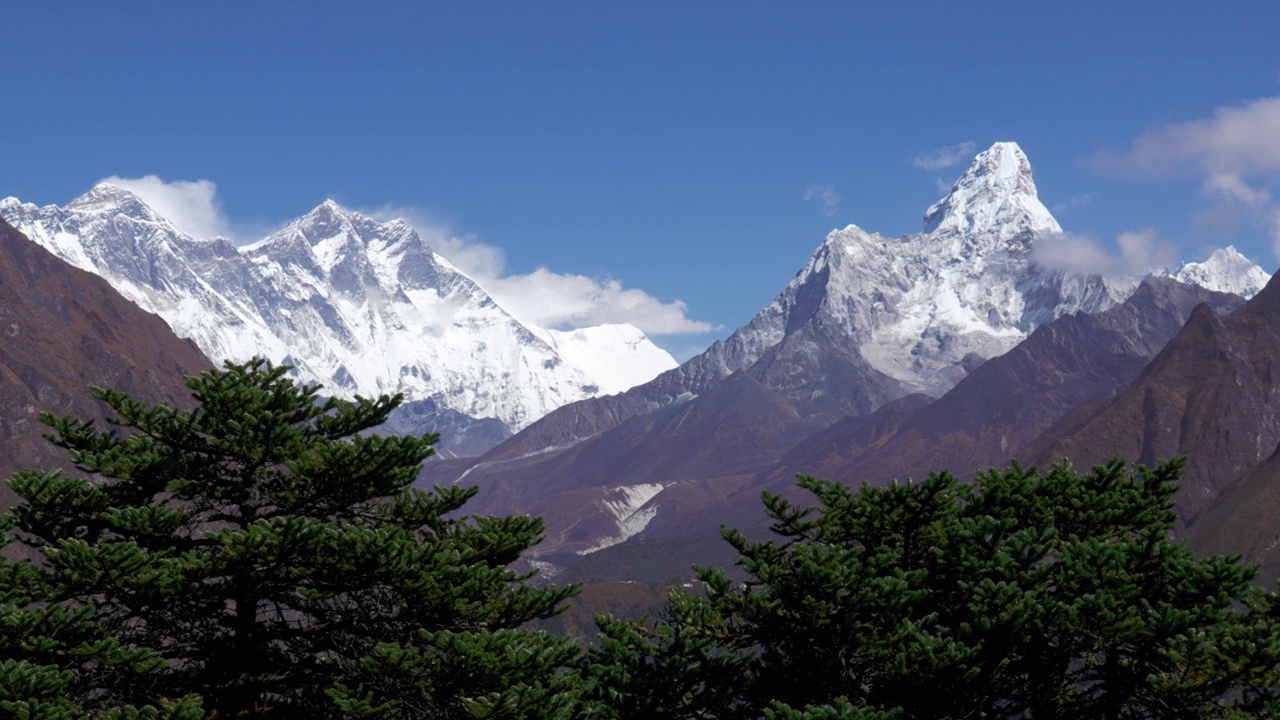 雪覆盖的珠穆朗玛峰Lhotse Ama Dablam在喜马拉雅山脉视频素材