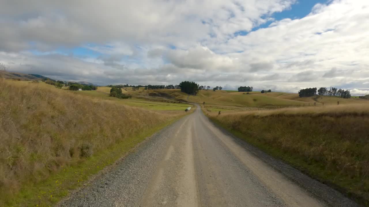 新西兰南岛-沿着风景如画的Kaka Point县公路旅行-位于卡特林斯北部边界的小镇- POV视频素材