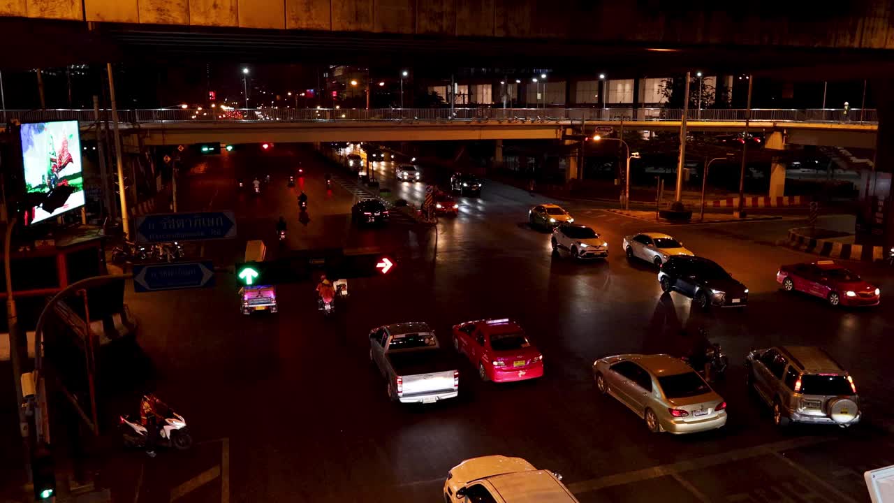 曼谷夜间交通流量视频素材