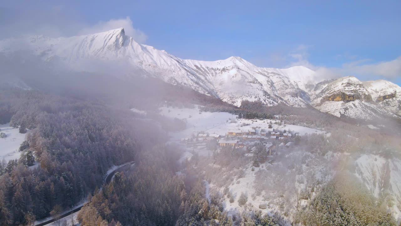 冬季鸟瞰在Champsaur的Laye滑雪胜地和积雪覆盖的Aiguille峰。法国阿尔卑斯山脉。Hautes-Alpes、法国视频下载