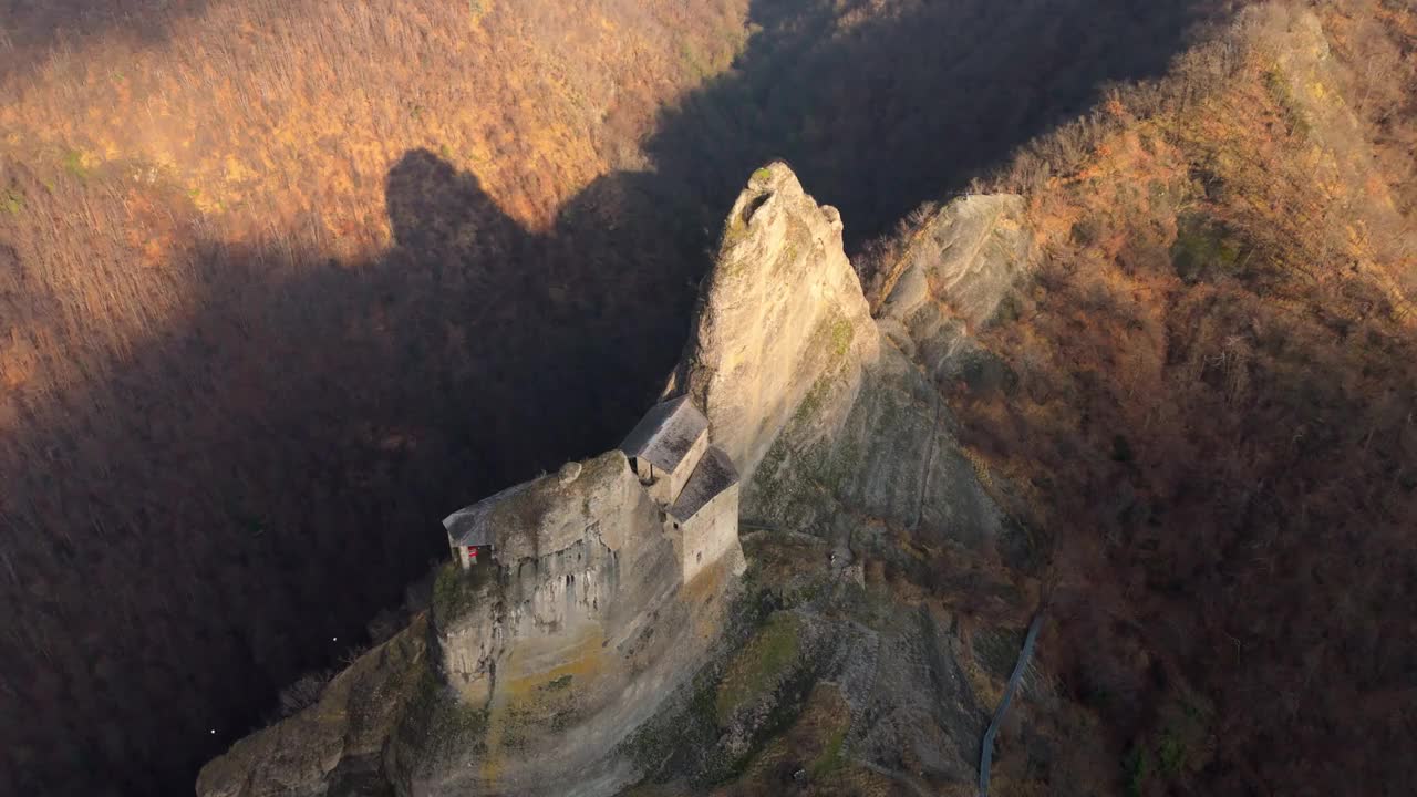 秋天，雄伟的古堡垒坐落在陡峭的悬崖上，鸟瞰视频素材