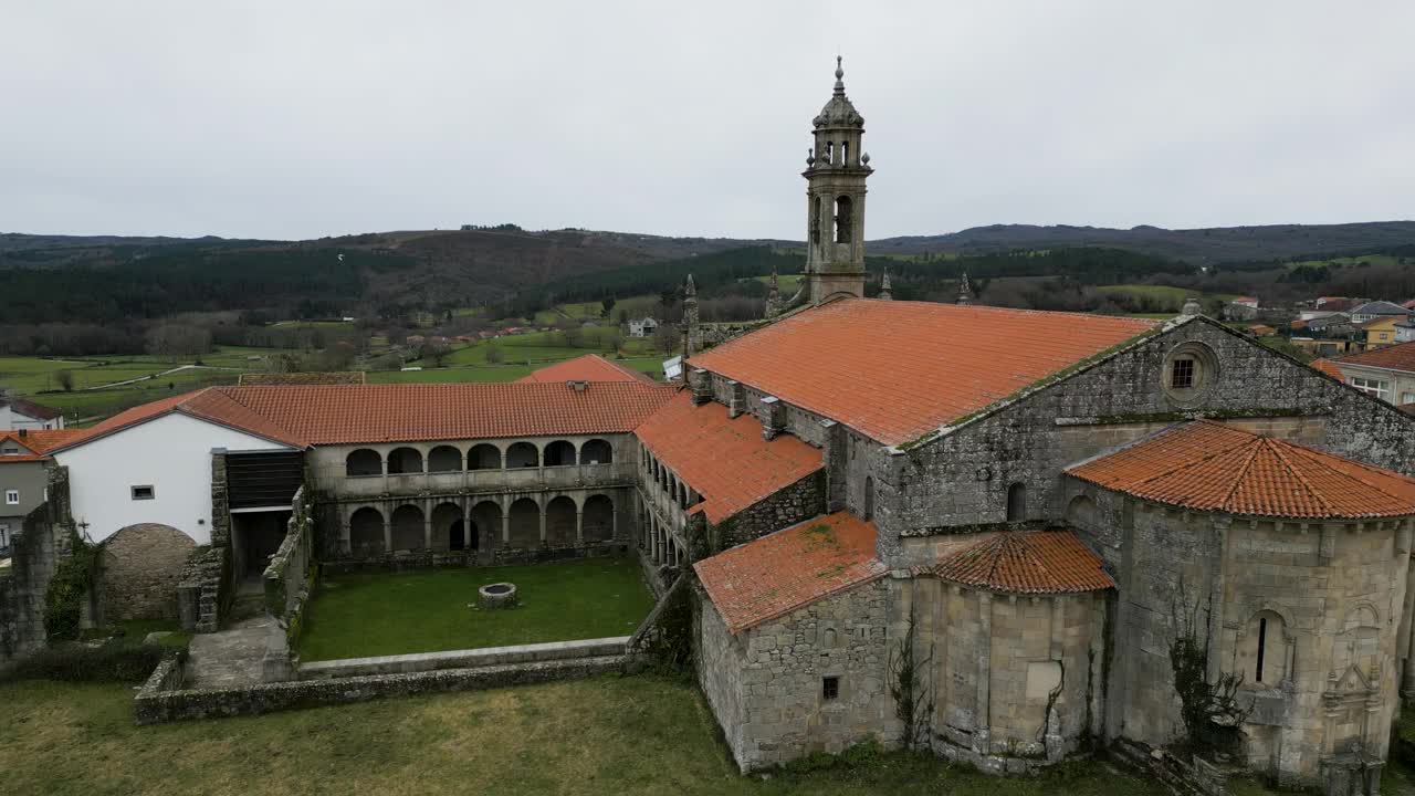 鸟瞰Xunqueira修道院，Ribeira Sacra，西班牙视频素材