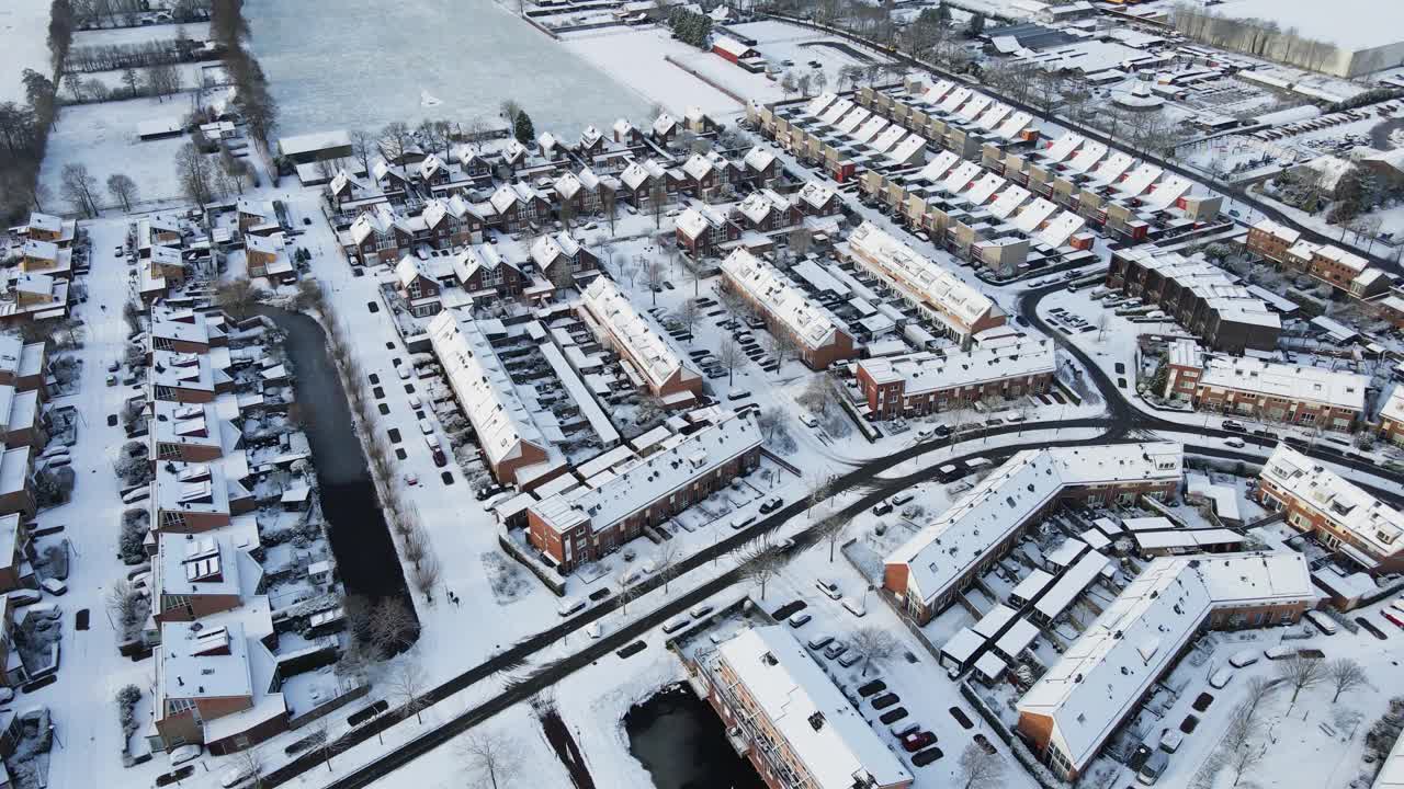 美丽的航拍照片，汽车行驶在被雪覆盖的令人惊叹的郊区视频素材