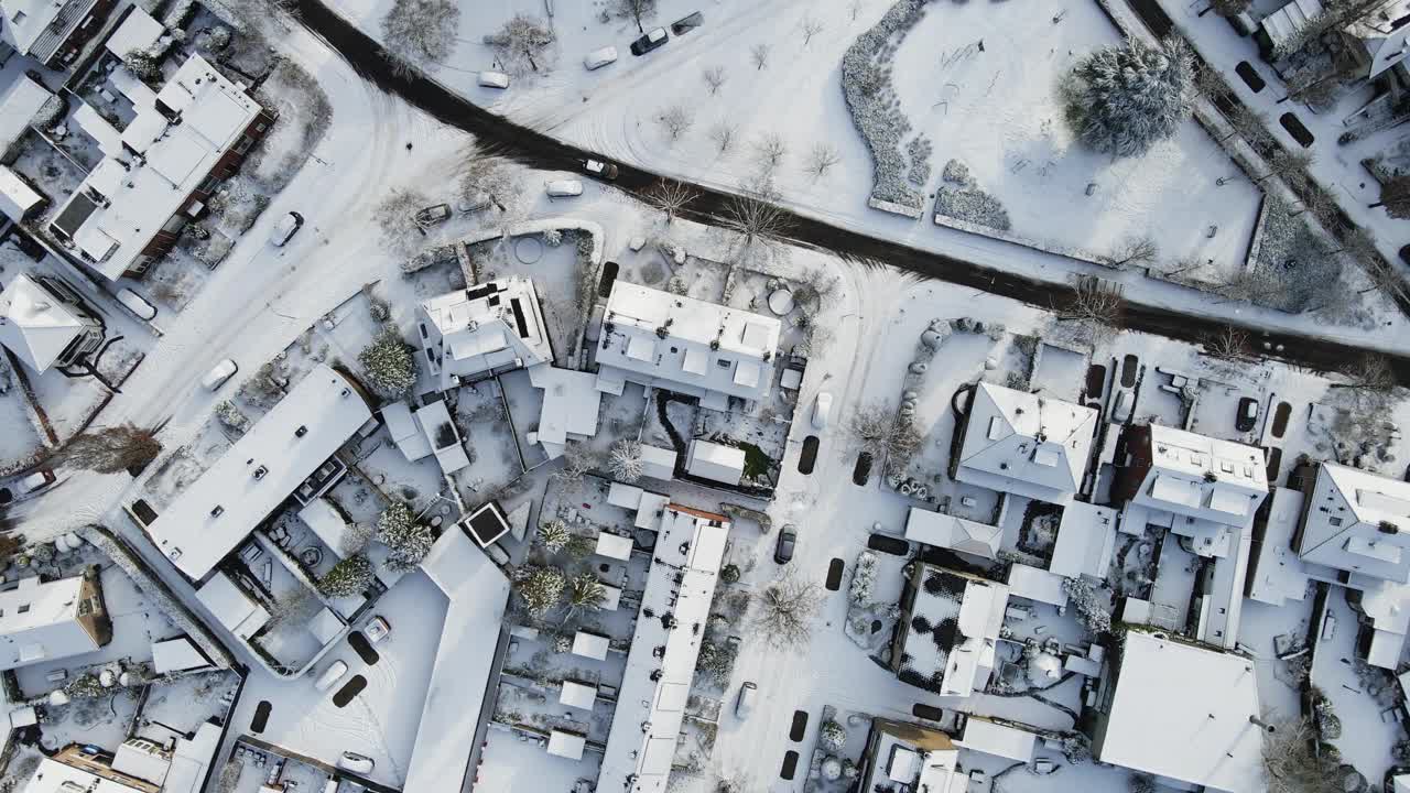 从上到下的航拍图，一个被雪覆盖的郊区社区有干净的道路视频素材