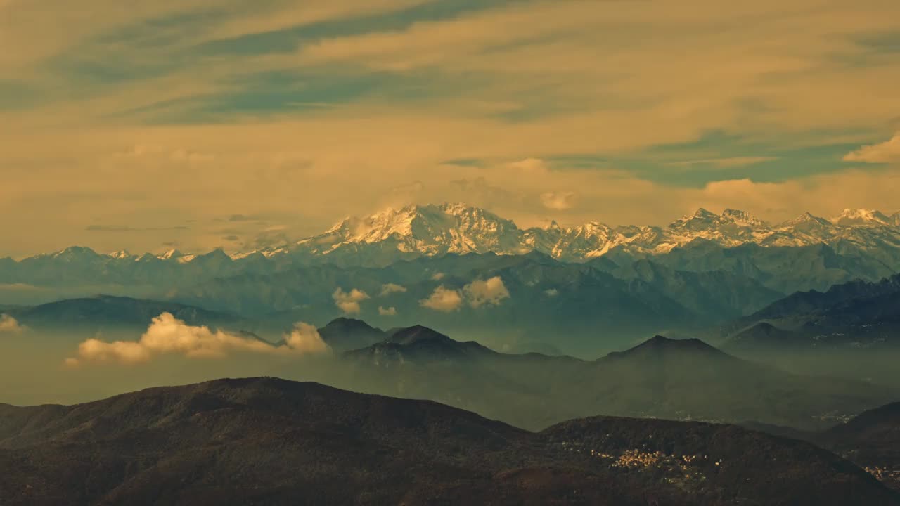 鸟瞰美丽的山景，山谷中有白雪覆盖的罗莎山和日落中的马特宏峰视频素材